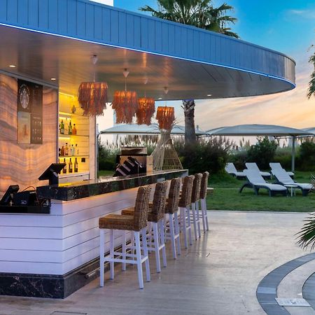 ラディソン ブル ホテル イスタンブール オットメア エクステリア 写真 The bar at the pool