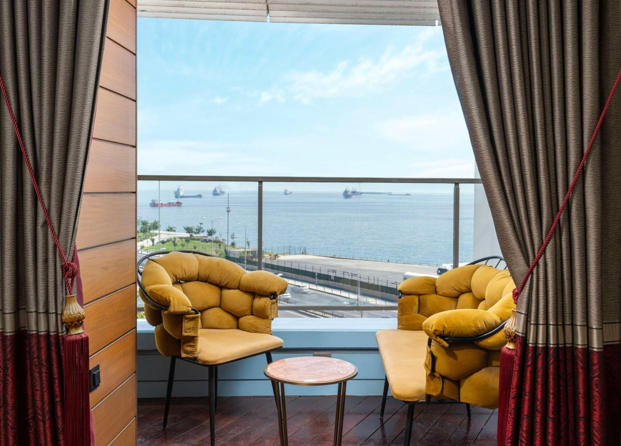 ラディソン ブル ホテル イスタンブール オットメア エクステリア 写真 View from a suite