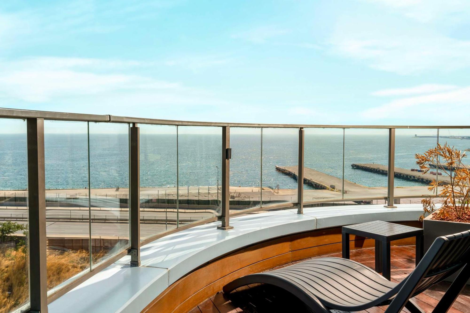 ラディソン ブル ホテル イスタンブール オットメア エクステリア 写真 A curved glass balustrade