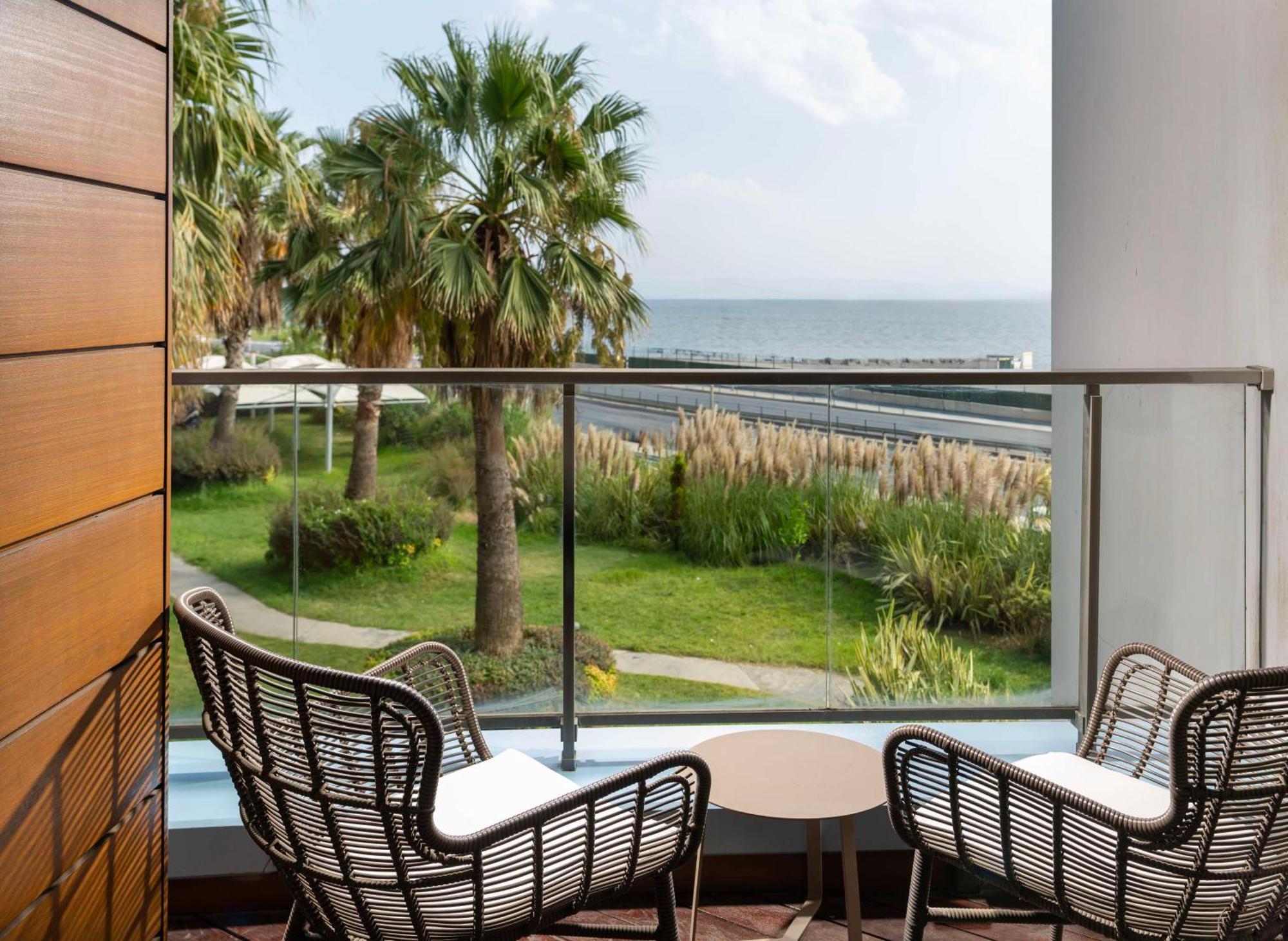ラディソン ブル ホテル イスタンブール オットメア エクステリア 写真 A balcony