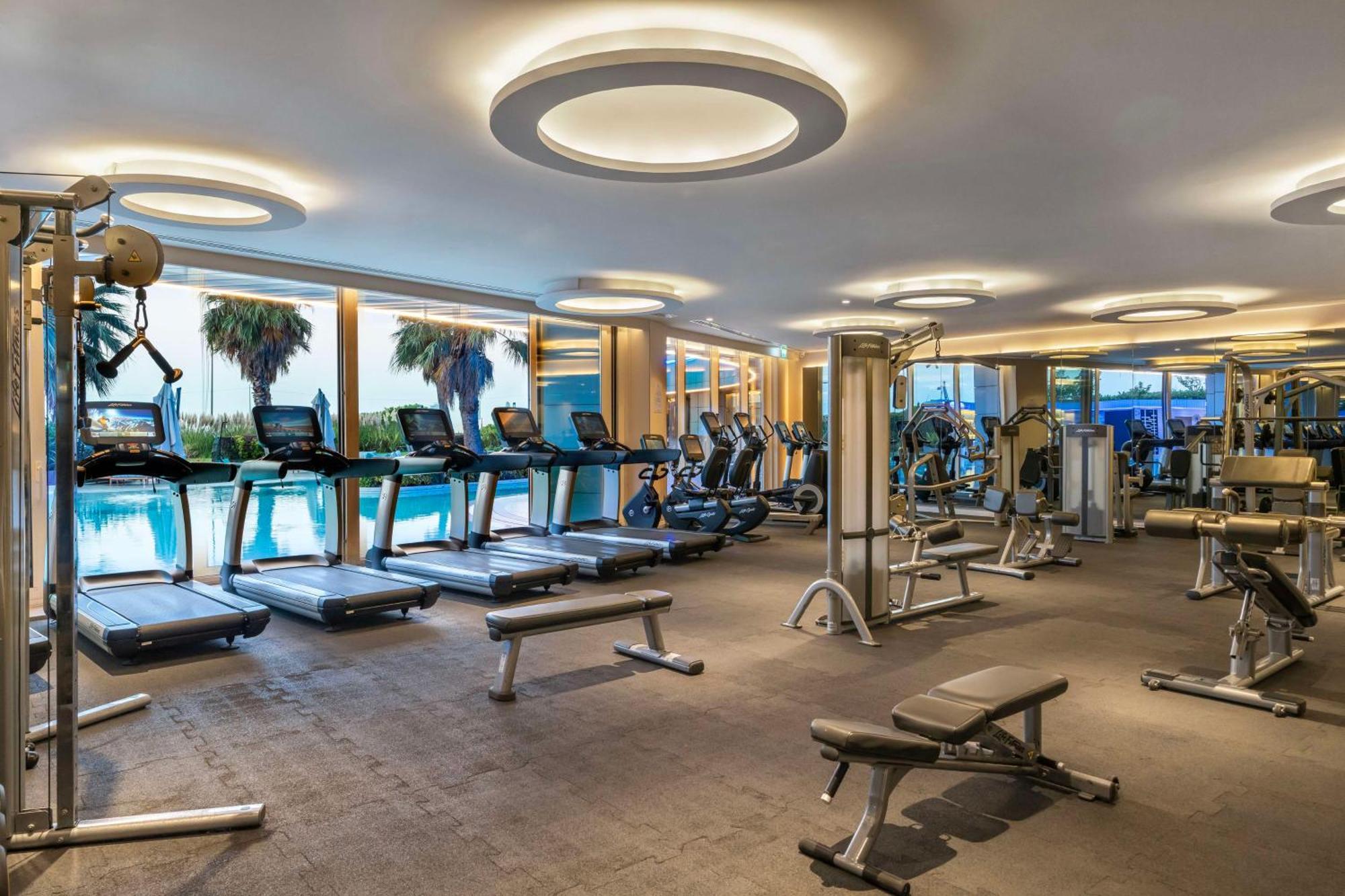 ラディソン ブル ホテル イスタンブール オットメア エクステリア 写真 The gym at the hotel